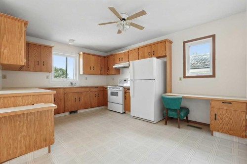 424 53 Avenue, Coalhurst, AB - Indoor Photo Showing Kitchen With Double Sink