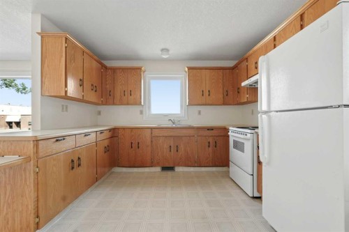 424 53 Avenue, Coalhurst, AB - Indoor Photo Showing Kitchen