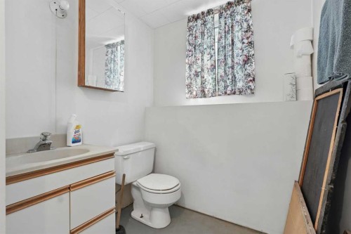 424 53 Avenue, Coalhurst, AB - Indoor Photo Showing Bathroom
