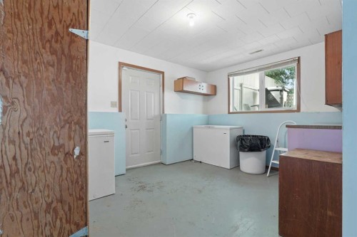 424 53 Avenue, Coalhurst, AB - Indoor