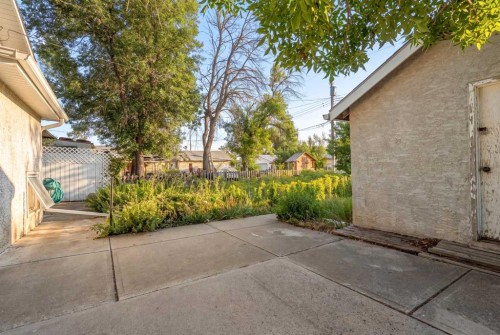 424 53 Avenue, Coalhurst, AB - Outdoor