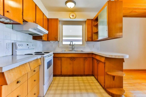 2206 16 Avenue South, Lethbridge, AB - Indoor Photo Showing Kitchen