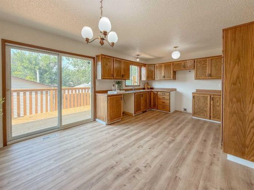 305 51 Avenue, Coalhurst, AB - Indoor Photo Showing Kitchen
