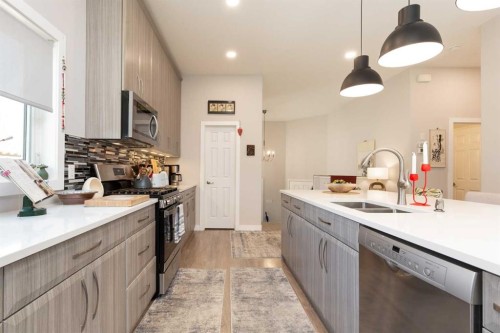319 Canyon Boulevard West, Lethbridge, AB - Indoor Photo Showing Kitchen With Double Sink