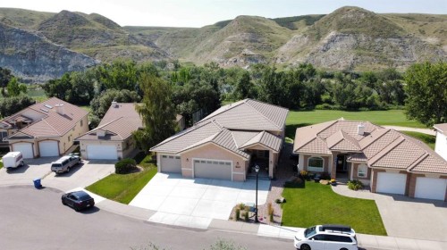 319 Canyon Boulevard West, Lethbridge, AB - Outdoor With Facade