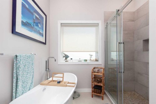 319 Canyon Boulevard West, Lethbridge, AB - Indoor Photo Showing Bathroom