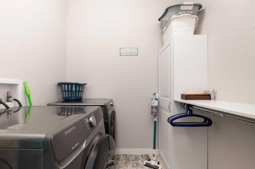 319 Canyon Boulevard West, Lethbridge, AB - Indoor Photo Showing Laundry Room