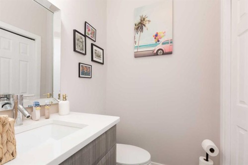 319 Canyon Boulevard West, Lethbridge, AB - Indoor Photo Showing Bathroom