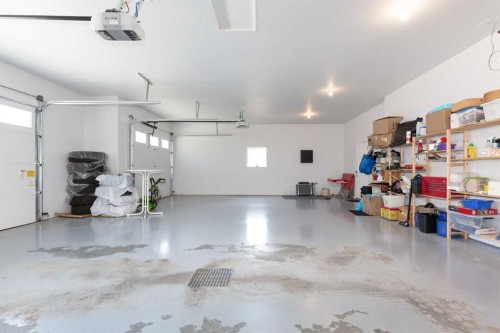 319 Canyon Boulevard West, Lethbridge, AB - Indoor Photo Showing Garage