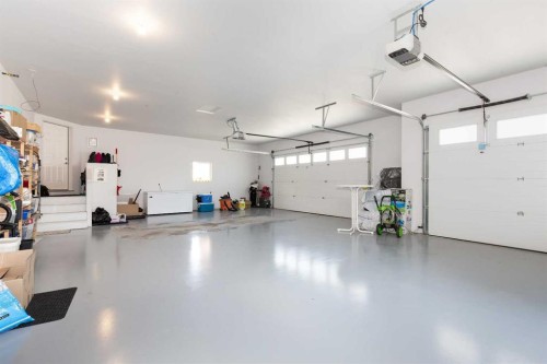 319 Canyon Boulevard West, Lethbridge, AB - Indoor Photo Showing Garage