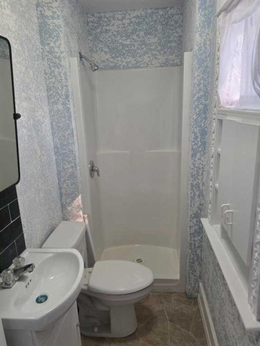 511 12C Street North, Lethbridge, AB - Indoor Photo Showing Bathroom