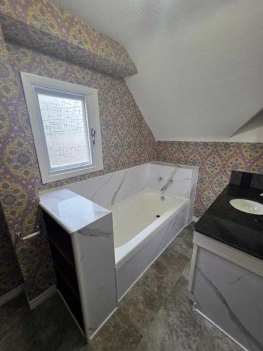 511 12C Street North, Lethbridge, AB - Indoor Photo Showing Bathroom