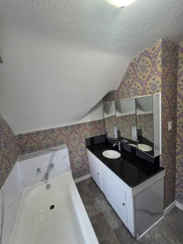 511 12C Street North, Lethbridge, AB - Indoor Photo Showing Bathroom