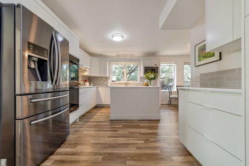 33 Ridgewood Crescent West, Lethbridge, AB - Indoor Photo Showing Kitchen