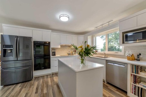 33 Ridgewood Crescent West, Lethbridge, AB - Indoor Photo Showing Kitchen With Upgraded Kitchen