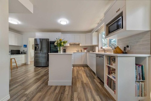 33 Ridgewood Crescent West, Lethbridge, AB - Indoor Photo Showing Kitchen