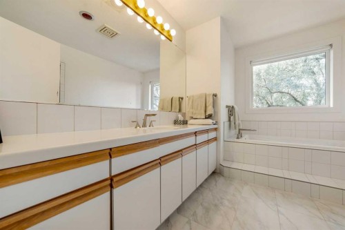 33 Ridgewood Crescent West, Lethbridge, AB - Indoor Photo Showing Bathroom