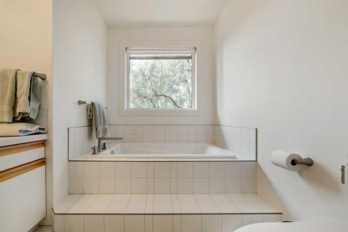 33 Ridgewood Crescent West, Lethbridge, AB - Indoor Photo Showing Bathroom