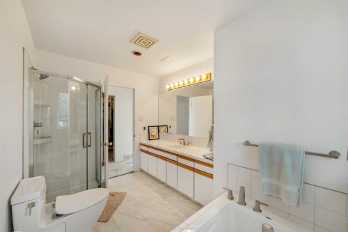 33 Ridgewood Crescent West, Lethbridge, AB - Indoor Photo Showing Bathroom