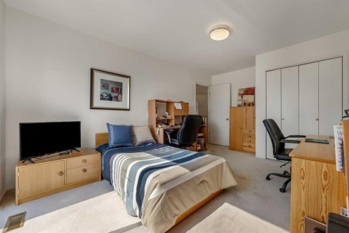 33 Ridgewood Crescent West, Lethbridge, AB - Indoor Photo Showing Bedroom