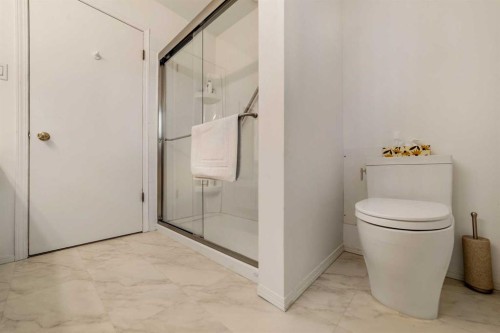 33 Ridgewood Crescent West, Lethbridge, AB - Indoor Photo Showing Bathroom
