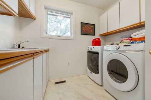 33 Ridgewood Crescent West, Lethbridge, AB - Indoor Photo Showing Laundry Room