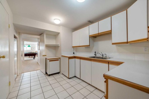 33 Ridgewood Crescent West, Lethbridge, AB - Indoor Photo Showing Kitchen