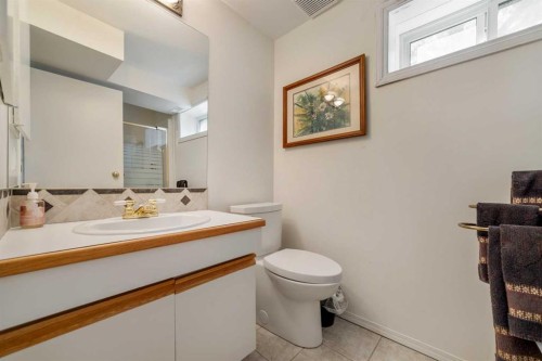 33 Ridgewood Crescent West, Lethbridge, AB - Indoor Photo Showing Bathroom