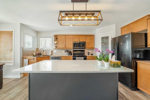 68 Blackfoot Circle West, Lethbridge, AB - Indoor Photo Showing Kitchen