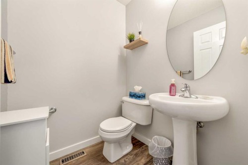 68 Blackfoot Circle West, Lethbridge, AB - Indoor Photo Showing Bathroom