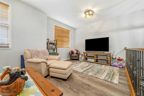 68 Blackfoot Circle West, Lethbridge, AB - Indoor Photo Showing Living Room