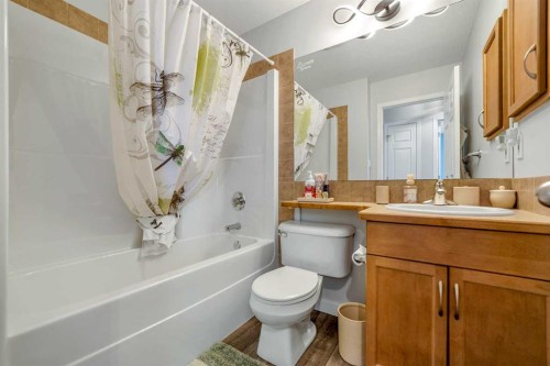68 Blackfoot Circle West, Lethbridge, AB - Indoor Photo Showing Bathroom