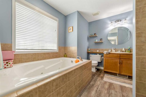 68 Blackfoot Circle West, Lethbridge, AB - Indoor Photo Showing Bathroom