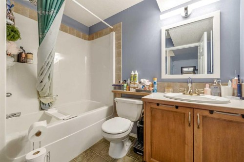 68 Blackfoot Circle West, Lethbridge, AB - Indoor Photo Showing Bathroom