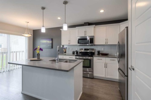 4-1220 Keystone, Lethbridge, AB - Indoor Photo Showing Kitchen With Stainless Steel Kitchen With Upgraded Kitchen