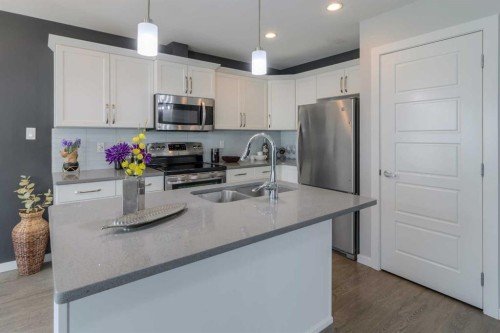 4-1220 Keystone, Lethbridge, AB - Indoor Photo Showing Kitchen With Stainless Steel Kitchen With Double Sink
