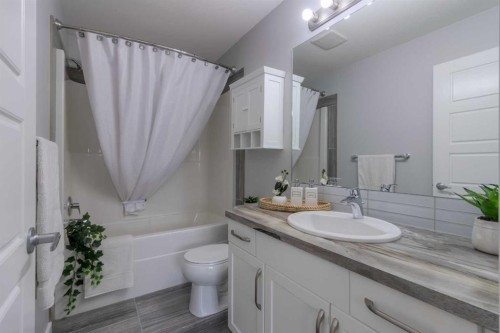 4-1220 Keystone, Lethbridge, AB - Indoor Photo Showing Bathroom