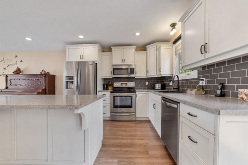 2123 25Th Street, Coaldale, AB - Indoor Photo Showing Kitchen