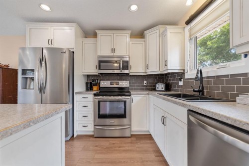 2123 25Th Street, Coaldale, AB - Indoor Photo Showing Kitchen With Double Sink