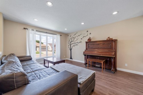 2123 25Th Street, Coaldale, AB - Indoor Photo Showing Living Room