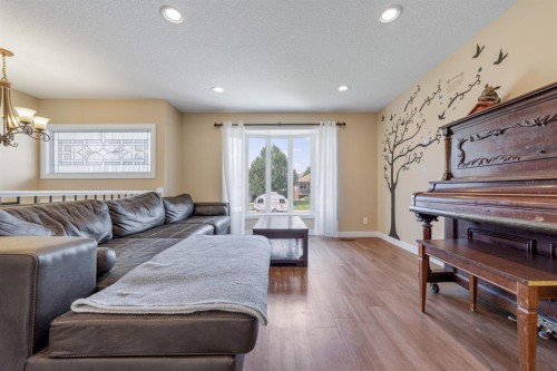 2123 25Th Street, Coaldale, AB - Indoor Photo Showing Living Room
