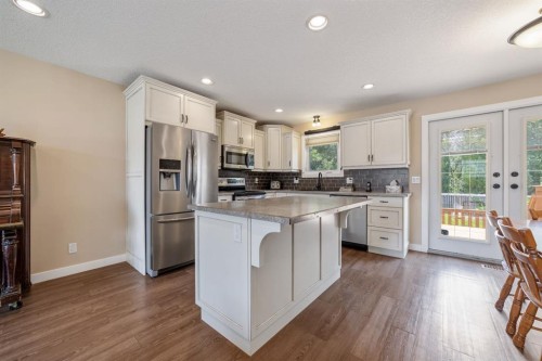 2123 25Th Street, Coaldale, AB - Indoor Photo Showing Kitchen With Upgraded Kitchen