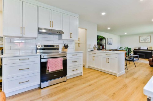 5334 45 Avenue, Taber, AB - Indoor Photo Showing Kitchen With Upgraded Kitchen