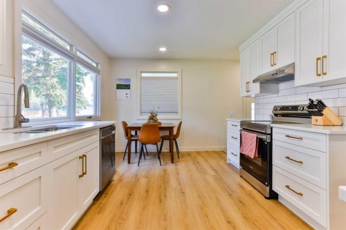 5334 45 Avenue, Taber, AB - Indoor Photo Showing Kitchen