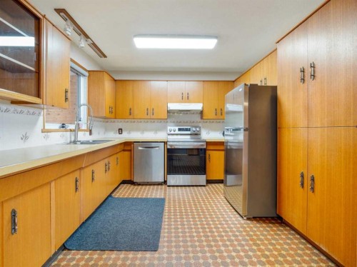 1114 Great Lakes Road South, Lethbridge, AB - Indoor Photo Showing Kitchen