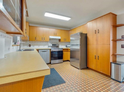 1114 Great Lakes Road South, Lethbridge, AB - Indoor Photo Showing Kitchen
