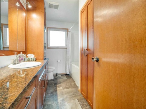 1114 Great Lakes Road South, Lethbridge, AB - Indoor Photo Showing Bathroom