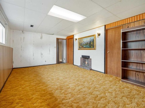 1114 Great Lakes Road South, Lethbridge, AB - Indoor Photo Showing Other Room