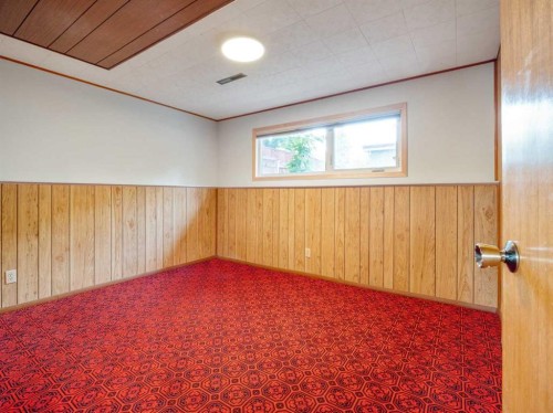 1114 Great Lakes Road South, Lethbridge, AB - Indoor Photo Showing Other Room