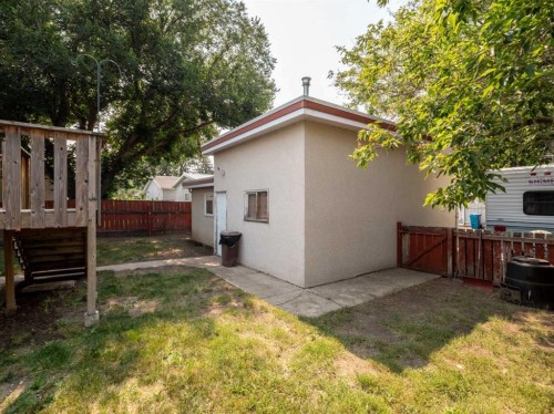 1114 Great Lakes Road South, Lethbridge, AB - Outdoor